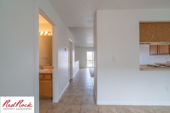 Building Photo - Spacious 3 Bedroom Townhome in Central St....