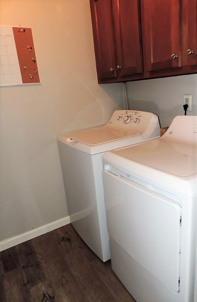 Building Photo - $1,400 | 3 Bedroom, 1 Bathroom Top Floor D...