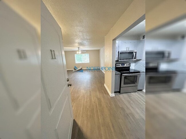 Building Photo - 2BR/1BA| Newly Renovated  Unit | With Central Air | In Kansas City!