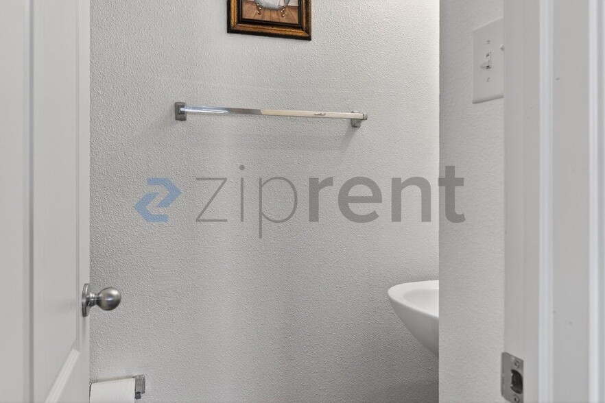 Building Photo - 504 Zander Woods Ct