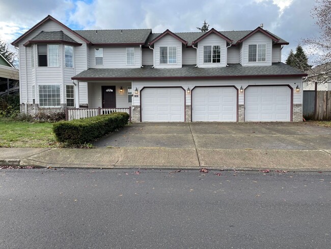 Building Photo - Spacious 5 Bedroom Home! Granite Counters!...