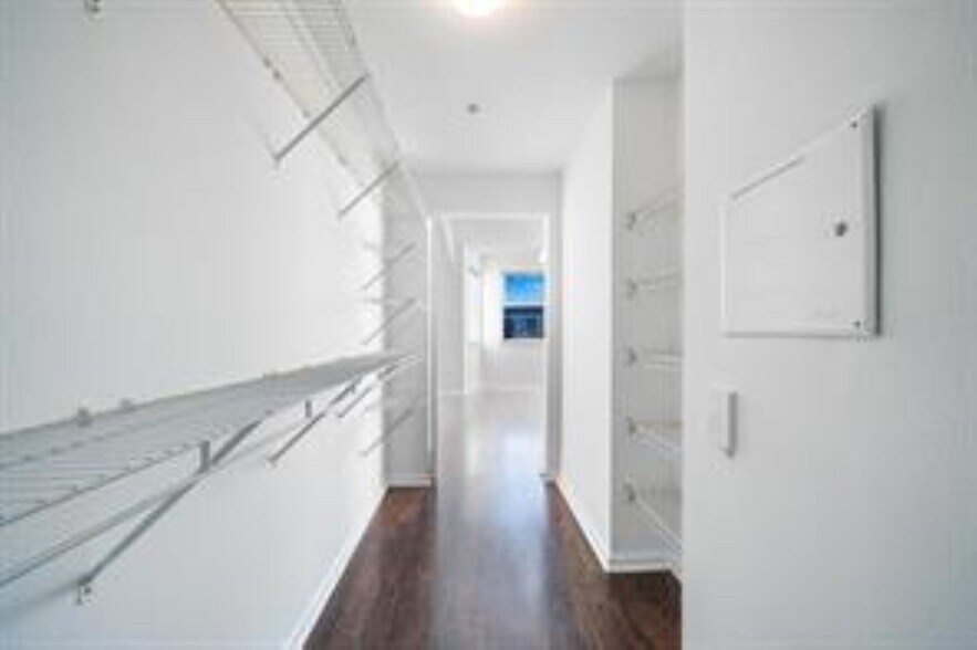 Building Photo - 533 NE 3rd Ave