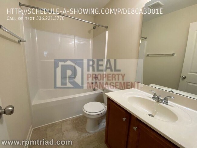 Building Photo - 3 Bedroom / 2.5 Bath Home Available Now!