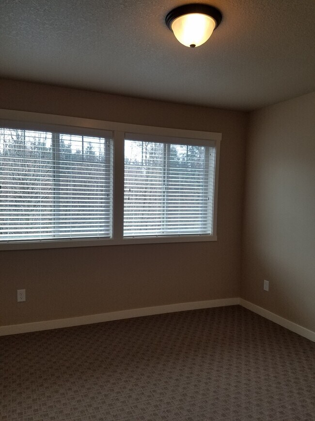 Building Photo - High end town home in perfect location