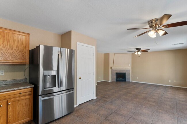 Building Photo - Beautiful 4 Bed 2.5 Bath Vaulted Ceilings,...