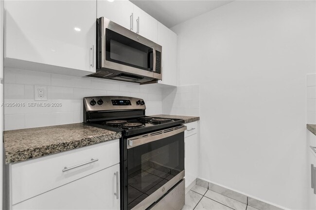 Building Photo - 9354 SW 77th Ave