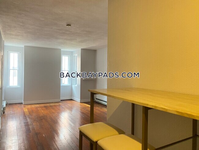 Building Photo - 301 Marlborough St