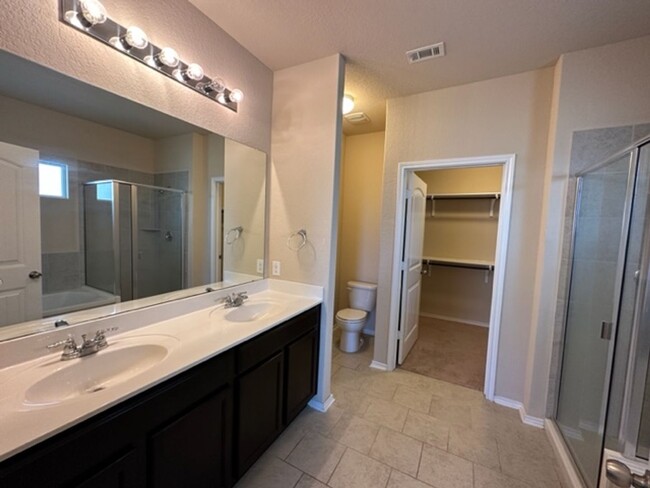 Building Photo - Super Nice Move In Ready 4 Bedroom One Sto...