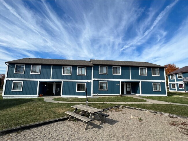 Building Photo - Near Local Shops and Restaurants