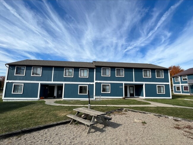 Building Photo - Spacious Living Room