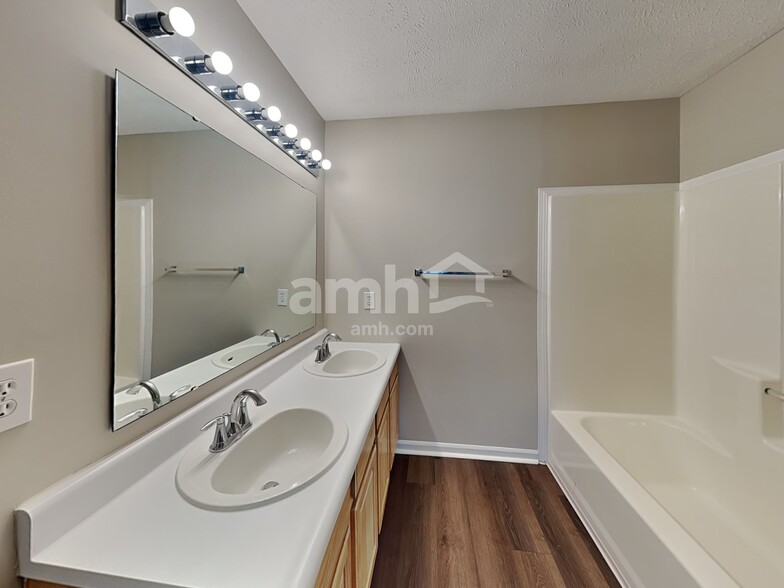Building Photo - 10765 Standish Pl