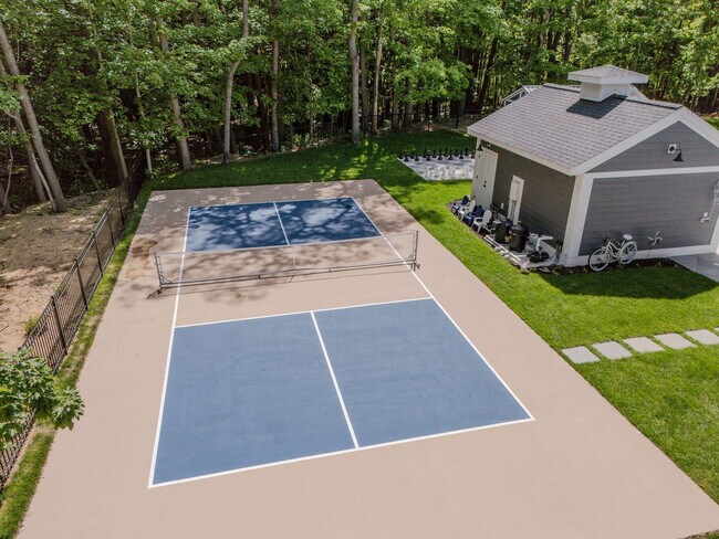 Building Photo - 2171 Lakeshore Dr