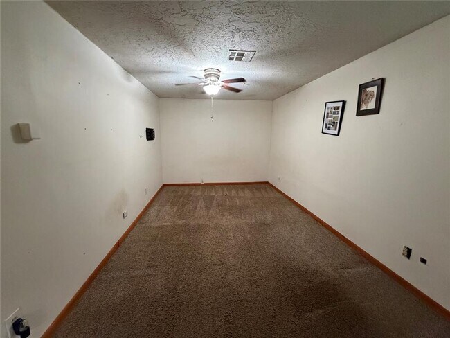 Building Photo - 2517 Chateau Dr