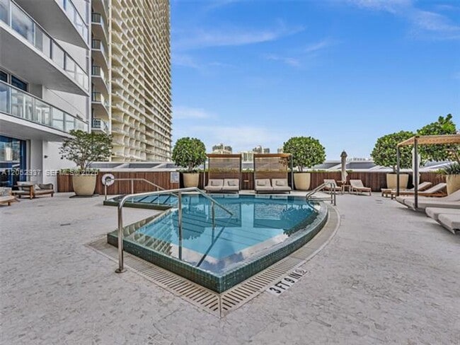 Building Photo - 17001 Collins Ave