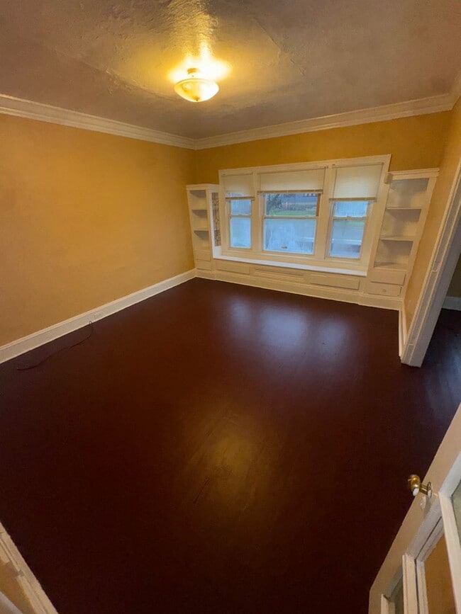 Building Photo - 1633 Eddington Rd