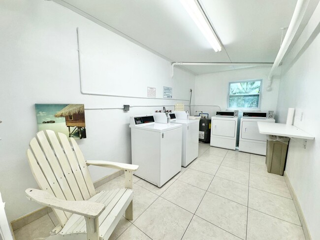 Building Photo - ** OLDE NAPLES ** 1 BED / 1 BATH ** CONDO ...
