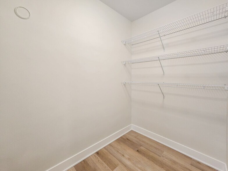 Building Photo - 623 W Briar Pl