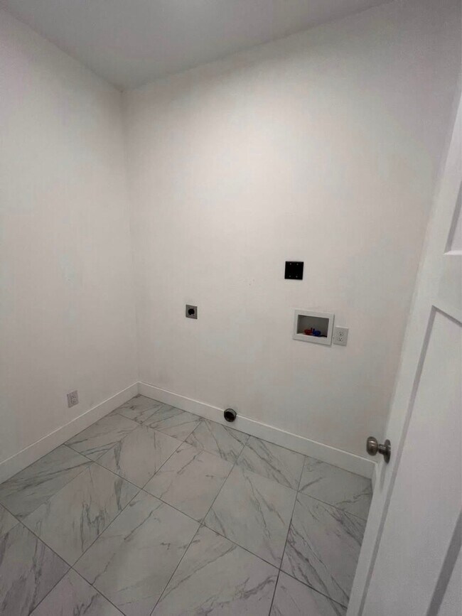 Building Photo - 83 N 2500 W