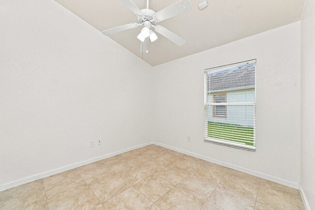 Building Photo - 2821 Maguire Dr