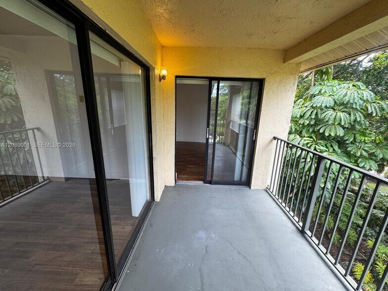 Building Photo - 9999 Summerbreeze Dr