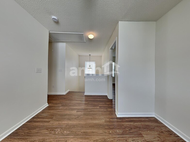 Building Photo - 124 Trayesan Dr