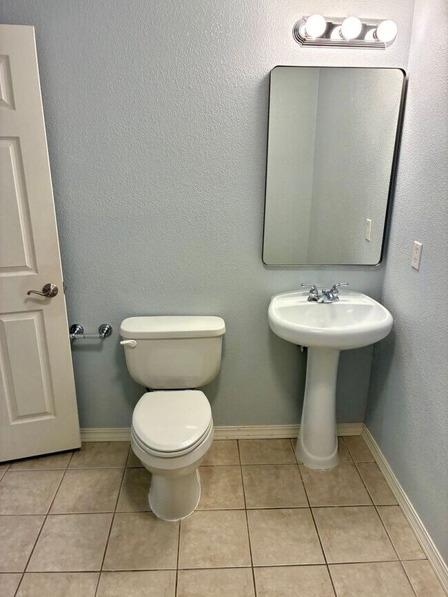 Building Photo - Beautiful and Spacious 3 Bed, 3.5 Bath Townhome in SE Fort Collins. Detached 1 Car Garage. Water/...