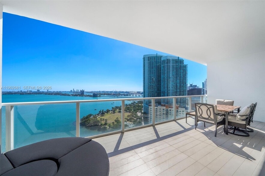 Building Photo - 2020 N Bayshore Dr