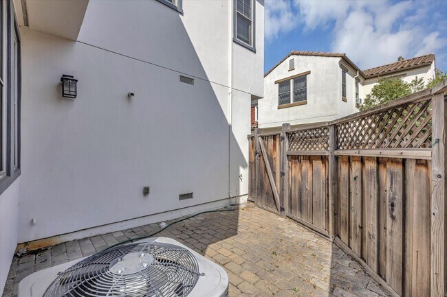Building Photo - 928 Valencia Ave