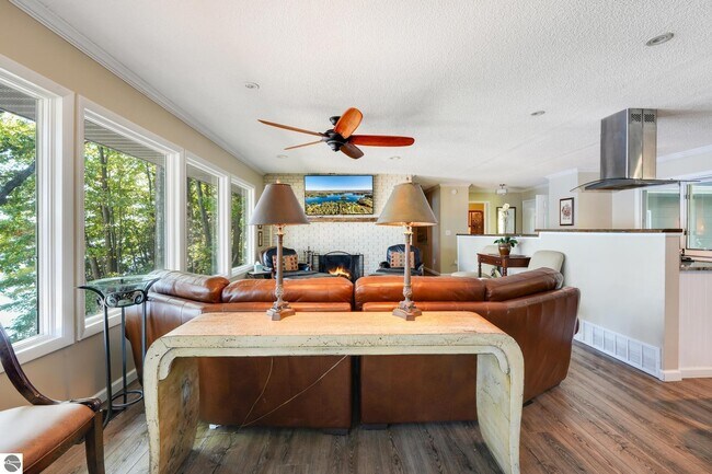 Building Photo - 5521 Silver Sunrise Trail