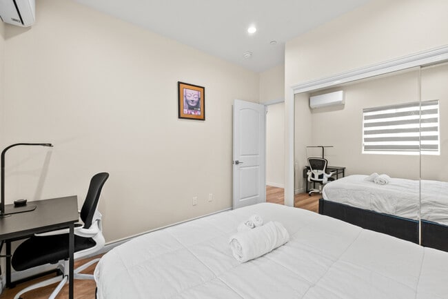 Building Photo - Stylish & Bright 2 Bed 2 Bath | Fully Furn...