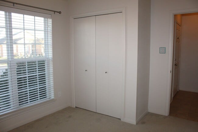 Building Photo - 4 BEDROOM, EASY COMMUTE