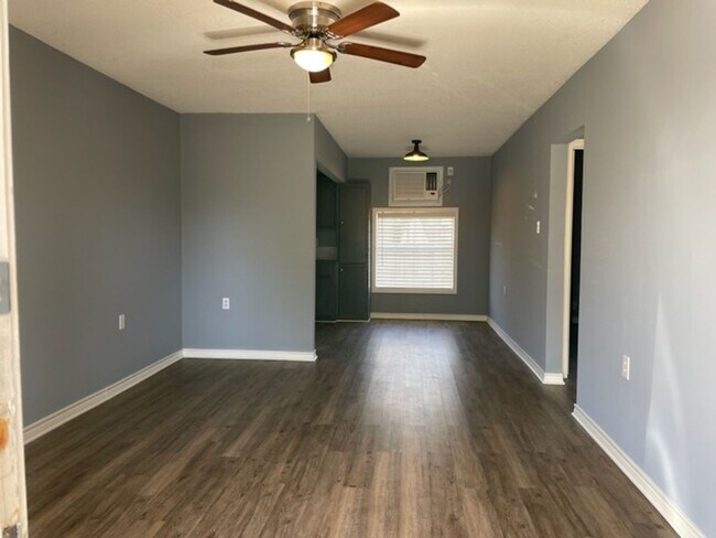 Building Photo - Quaint Home!