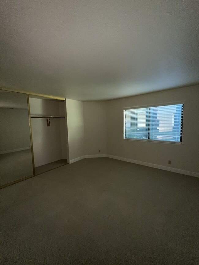Building Photo - Lakefront Condo