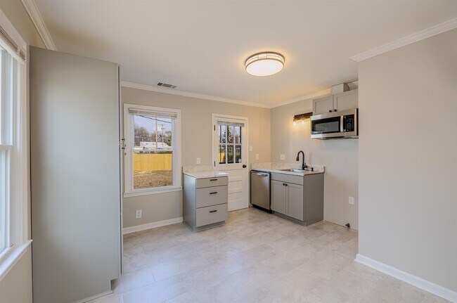 Building Photo - 3862 Kelly Cir E