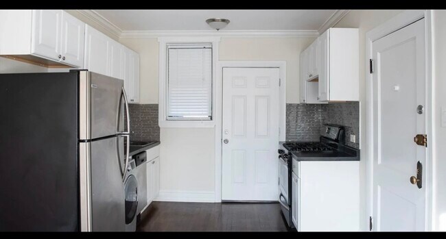 Building Photo - 1056 W Lill Ave