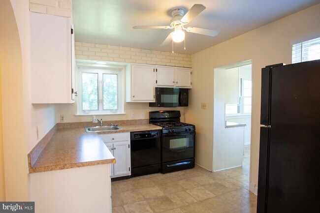 Building Photo - 5915 Ryland Dr