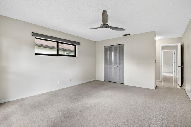 Building Photo - 4866 Dovewood Cir