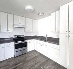 Building Photo - 320 E Hullett St