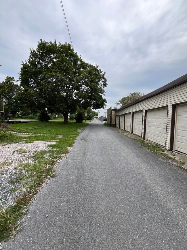 Building Photo - Spacious 4-5 Bedroom, 1.5 Bathroom 2-Story...