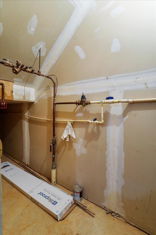 Building Photo - 1310 Hampshire Dr