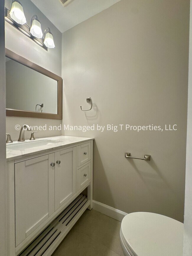 Building Photo - Beautifully updated huge townhouse in Wood...