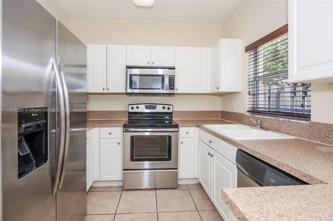 Building Photo - 2412 NE 41st Pl