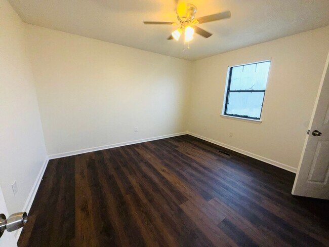 Building Photo - Centrally Located 4 Bedroom Home With Large Yard