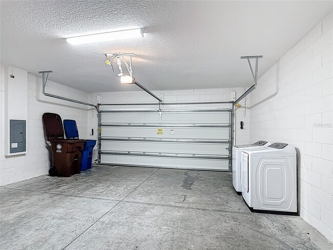 Building Photo - 450 Taft Dr