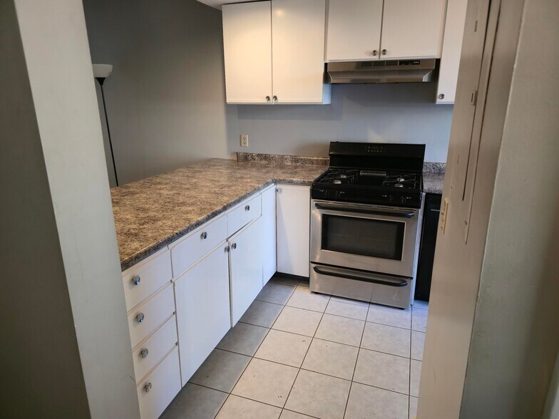 Kitchen - 10 Merrill Pl