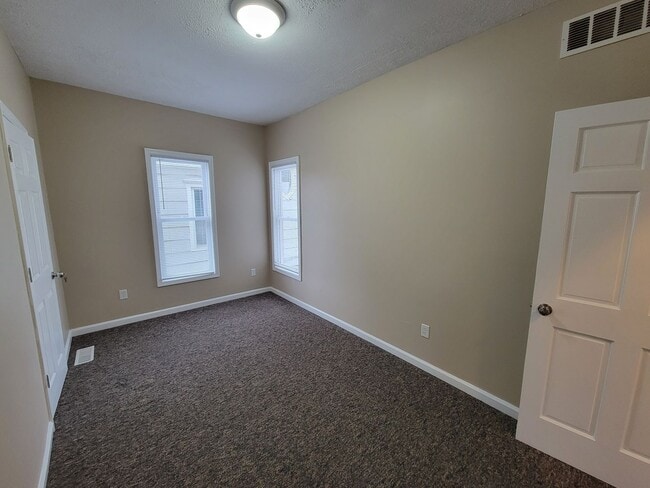 Building Photo - 3 bed, 2 bath. Close to ND