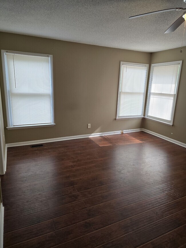 Building Photo - 401 Pecan St