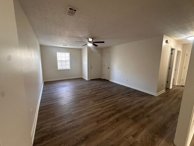 Building Photo - 121 Clyde Dr