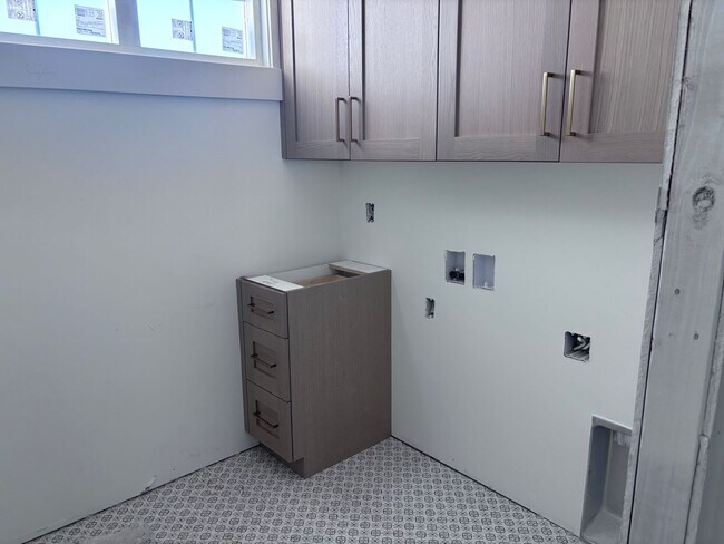 Building Photo - Beautiful 2 story with 6 bedrooms and swimming pool