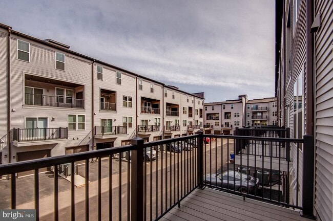 Building Photo - 43798 Middleway Ter